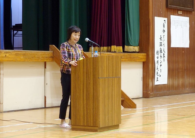 生徒を前に講演する増田さん＝２６日、市原市の県立市原緑高校