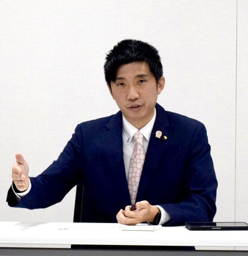 定例市議会での育休取得について説明する関根市議＝２８日、習志野市役所