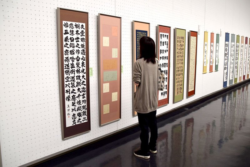 高校生らの力作が並んだ会場＝千葉市中央区