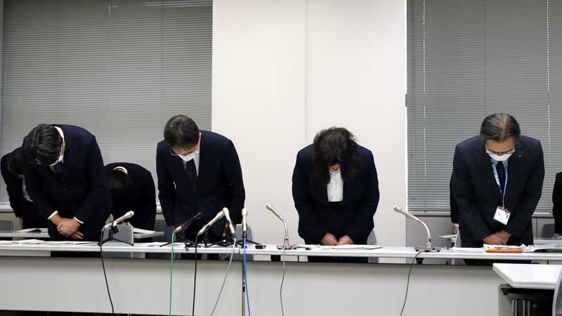 謝罪する千葉県がんセンターの加藤厚病院長（左から２人目）ら＝１３日、県庁