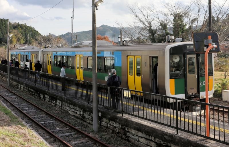 上総亀山駅に停車するＪＲ久留里線の列車＝５日、君津市