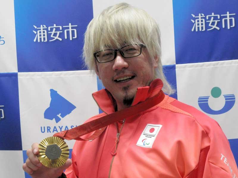金メダルを手に笑顔の池崎選手＝２日、浦安市役所