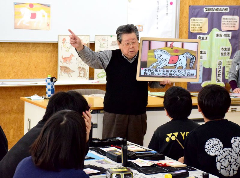 絵馬へ願い「健康な年に」　小学校で描き方指導　茂原　【師走スケッチ２０２４】