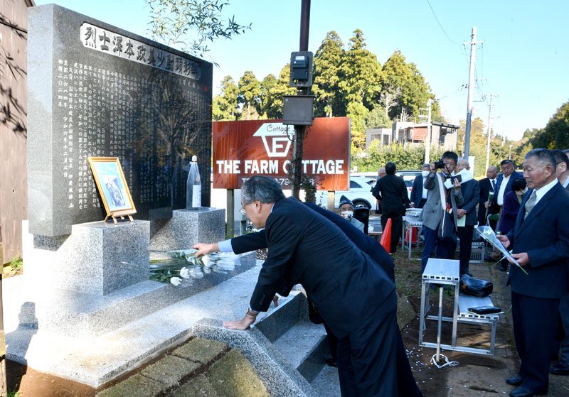 澤本政美少尉の顕彰碑に献花する参列者＝３日、香取市