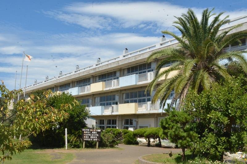 移転建て替え問題で揺れる町立御宿小学校＝９月、御宿町

