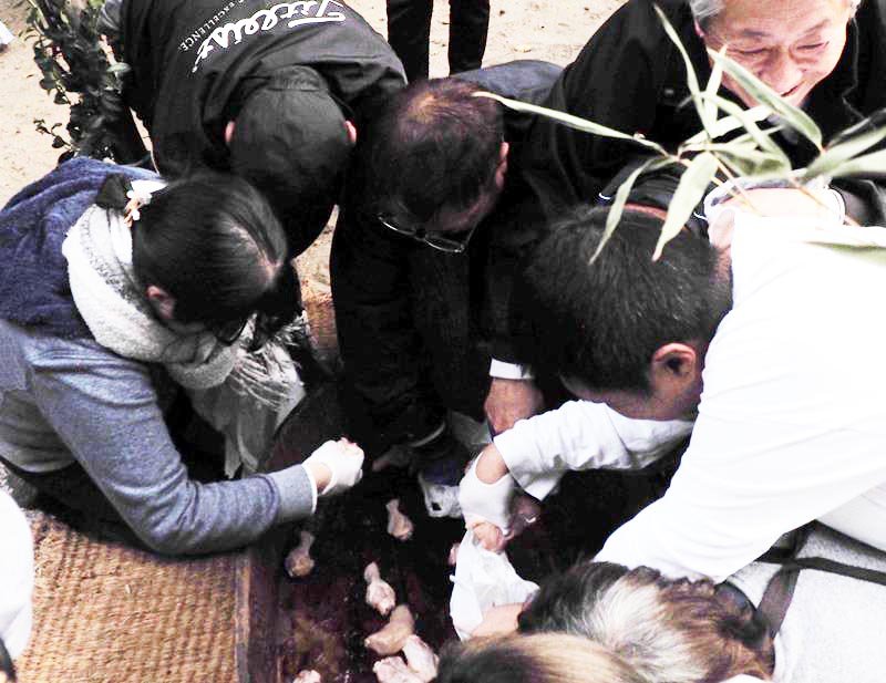 無病息災を願い、肉を奪い合う氏子たち＝５日、君津市