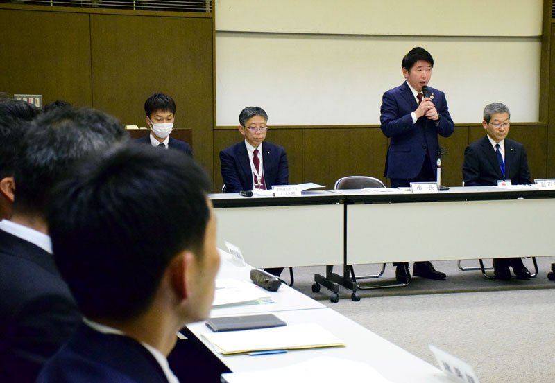 会議の冒頭、職員に訓示する茂原市の市原市長＝６日、同市役所