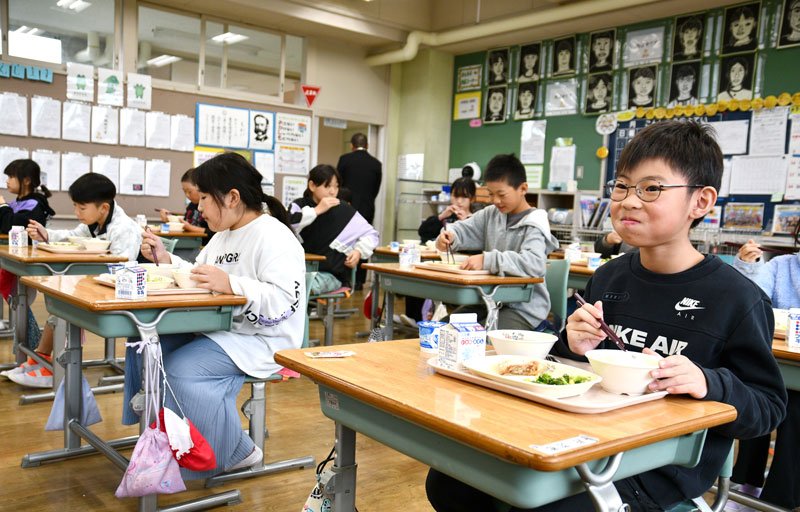 オーガニック給食を味わう児童ら＝多古町立久賀小学校
