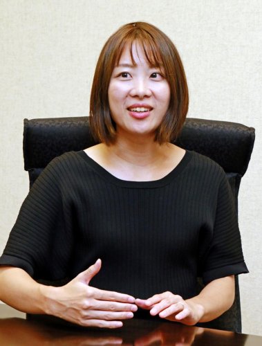 連載小説『ふつうの家族』について語る辻堂ゆめさん
