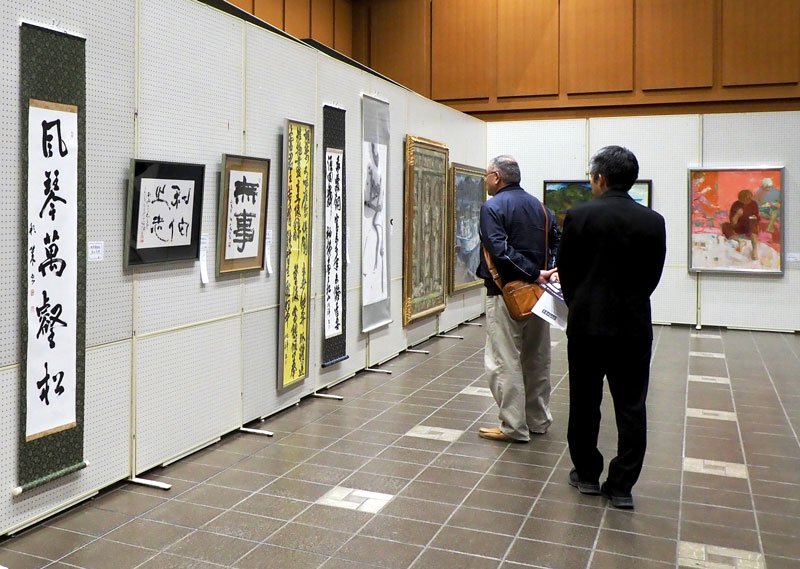 絵画、工芸、書の３部門に会員の作品が並ぶ富津美術会展＝富津市