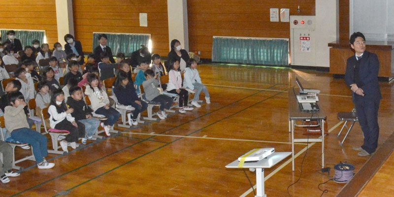 勝浦小１５０年の歴史について講演する遠見岬神社の小林宮司（右）＝勝浦市