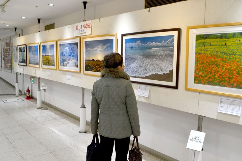 力作２４点が並ぶ「美しい房総を写す会」の写真展＝１１日、千葉市中央区のそごう千葉店