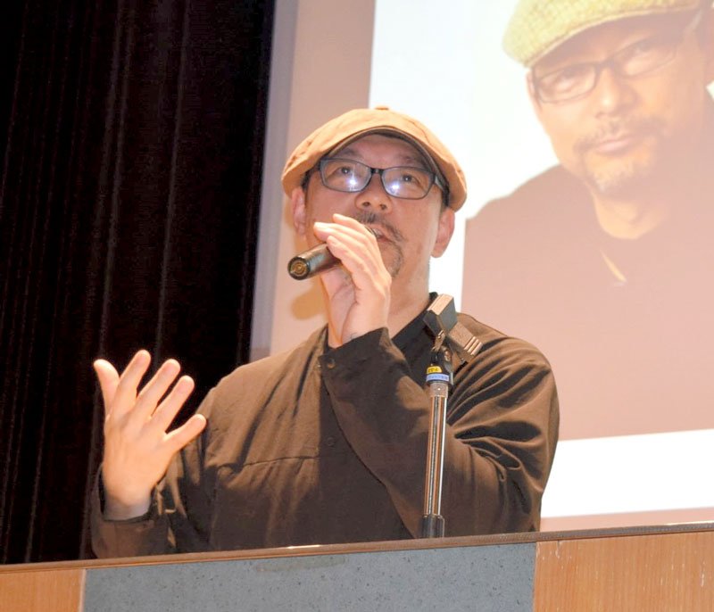 異業種交流会で講演する森沢さん＝船橋市