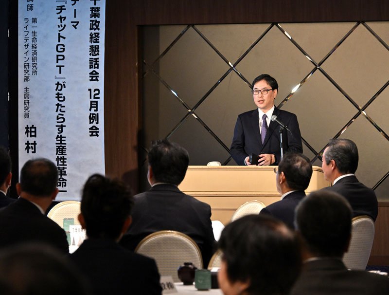 講演する柏村氏＝１２日、千葉市中央区