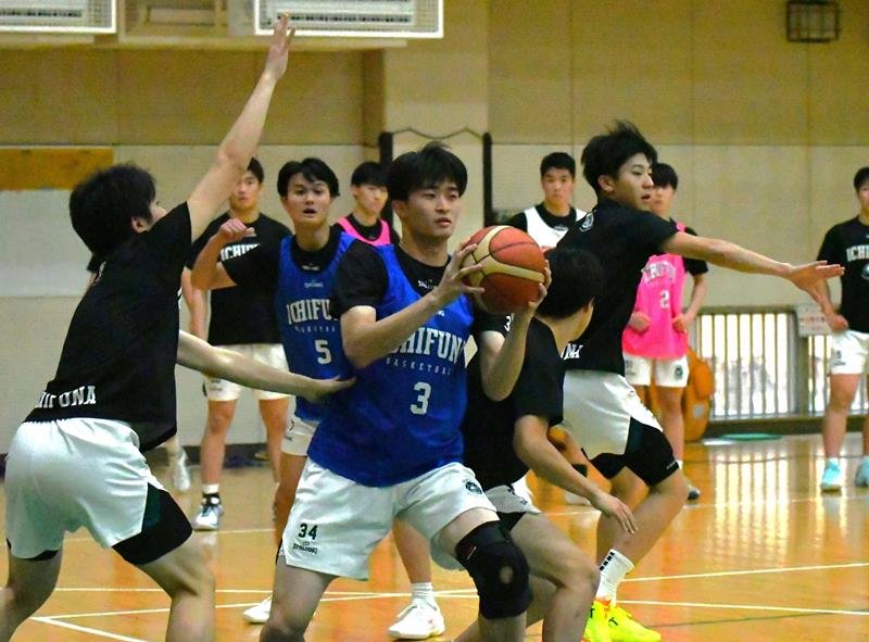 練習に励む市船橋の選手たち＝船橋市