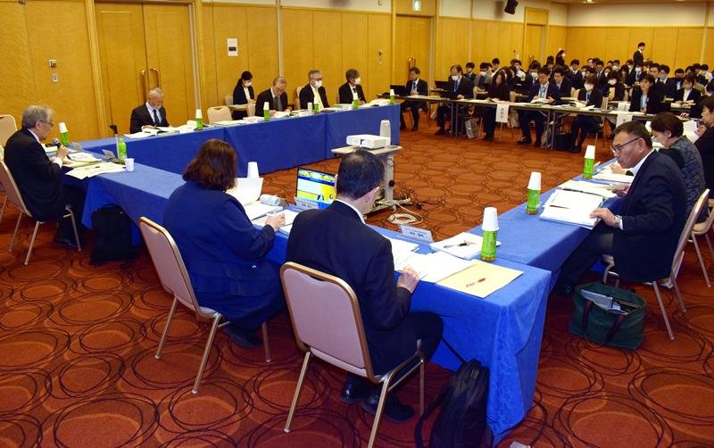 「千葉県こども・若者みらいプラン」の策定について意見交換する委員＝２０日、千葉市中央区
