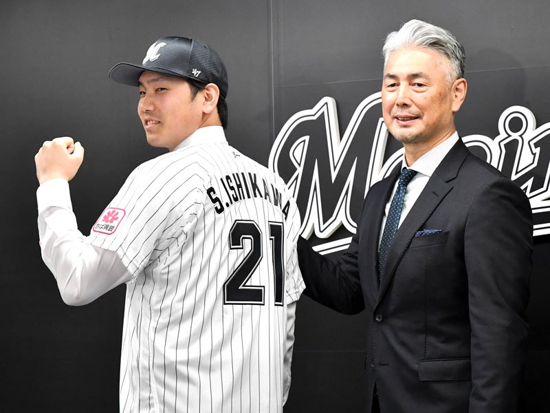 背番号「２１」のユニホームを着てポーズをとる千葉ロッテの石川柊（左）と吉井監督＝ＺＯＺＯマリン