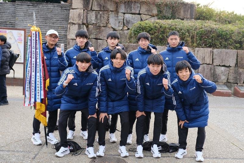八千代松陰の選手たち＝たけびしスタジアム京都
