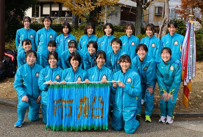 市船橋の選手たち＝たけびしスタジアム京都
