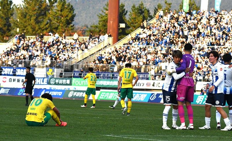山形に０─４で敗れ、プレーオフ進出を逃した千葉。試合を終え座り込む千葉の小森（左）＝１１月１０日午後、山形県天童市のＮＤソフトスタジアム山形
