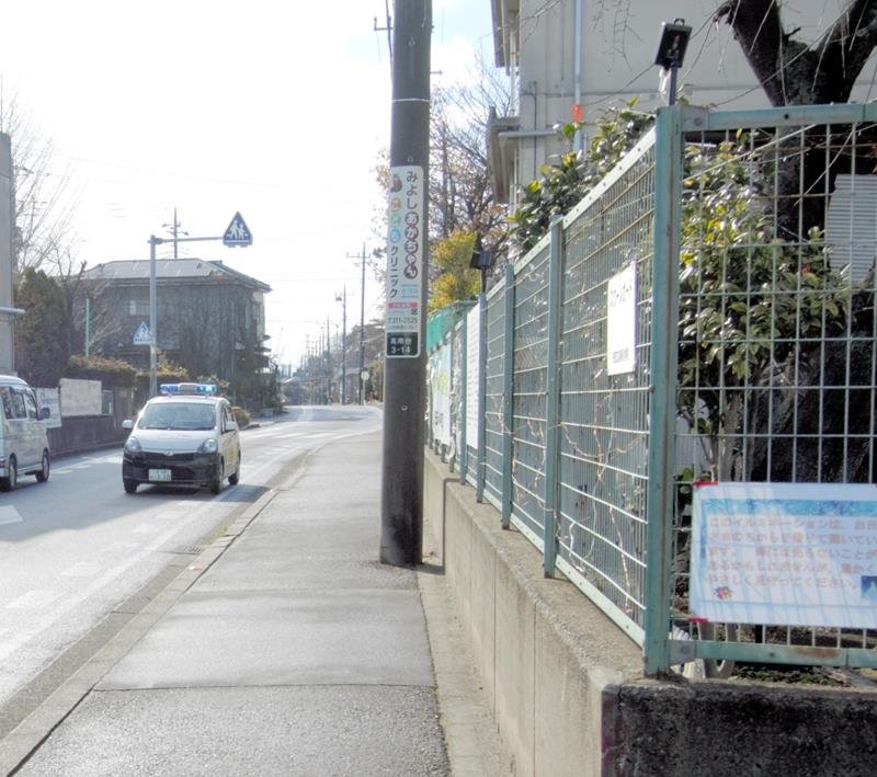 夫婦殺害事件発生を受け、現場周辺で見回りに当たる柏市の青パト＝１９日、同市