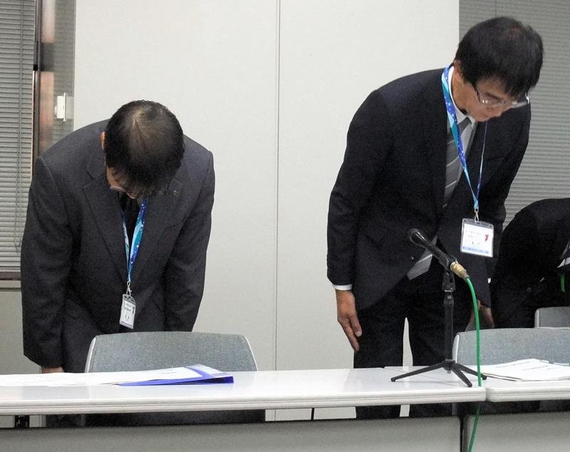 職員逮捕を受けた記者会見で謝罪する金子管理部長（右）ら＝５日、千葉県庁