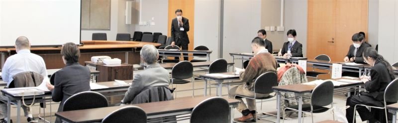 県選管が行った知事選の立候補予定者説明会＝２８日、県庁