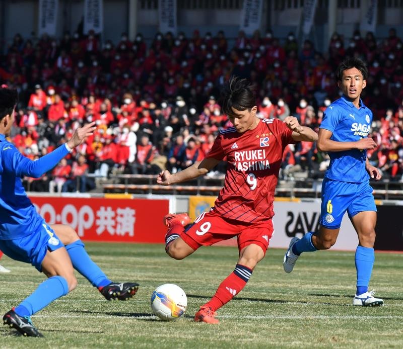 流通経大柏－佐賀東　前半１３分、先制ゴールを決める流通経大柏の山野＝柏の葉
