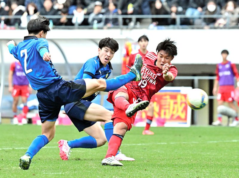 流通経大柏－大津　後半２８分、勝ち越しゴールを決める流通経大柏の粕谷（右）＝フクアリ