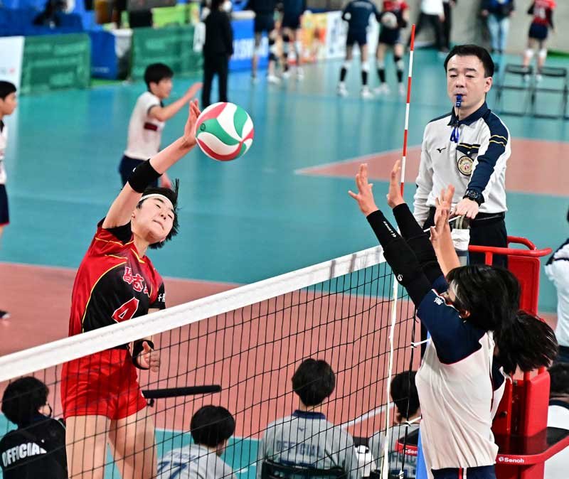 安来―習志野　第２セット、スパイクを放つ習志野の結束（左）＝東京体育館