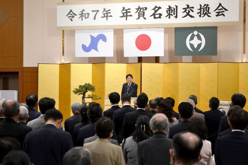 年賀名刺交換会であいさつする神谷市長＝６日、千葉市中央区
