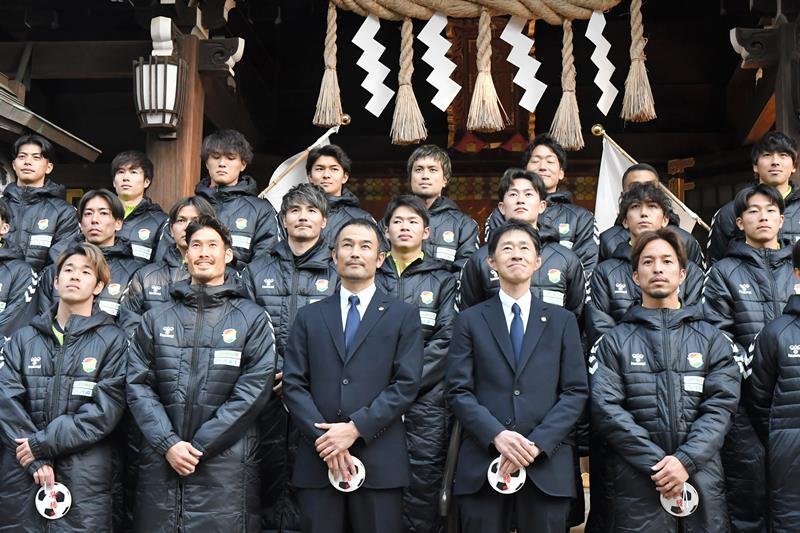 記念写真に収まるジェフ千葉の選手ら。前列中央が小林慶行監督＝市原市の姉埼神社
