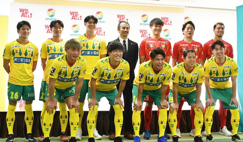 ジェフ千葉に新加入した（前列左から）吉田、石川、鳥海、前、安井（後列左から）植田、岩井、河野、小林監督、若原、岡本、薄井＝千葉市内