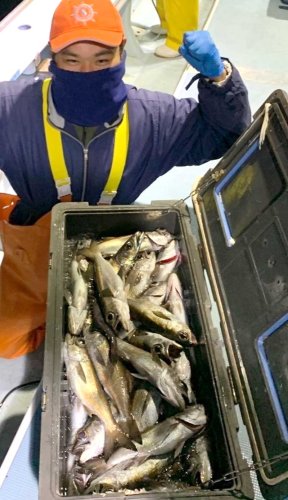 洲崎南沖で釣り上げたクロムツ（写真は「萬栄丸」提供）