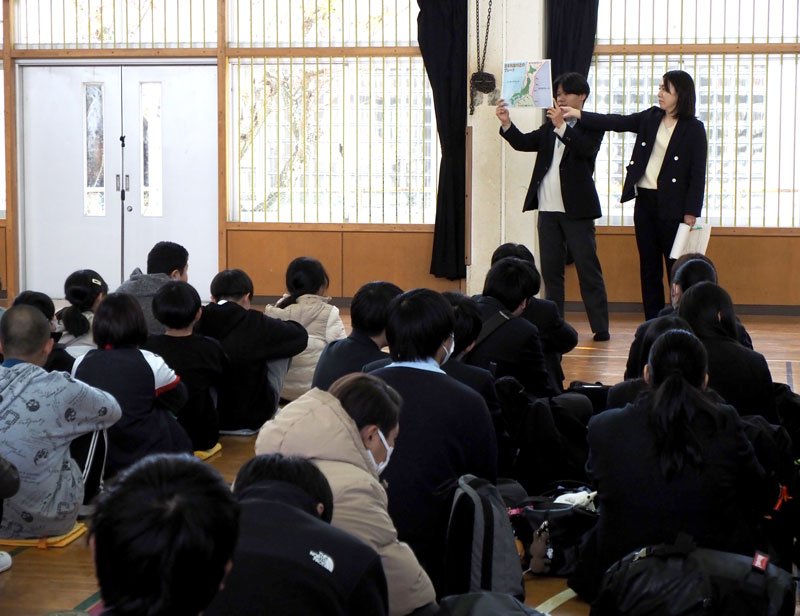 避難訓練に続いて、児童の質問について高校生が説明した＝富津市