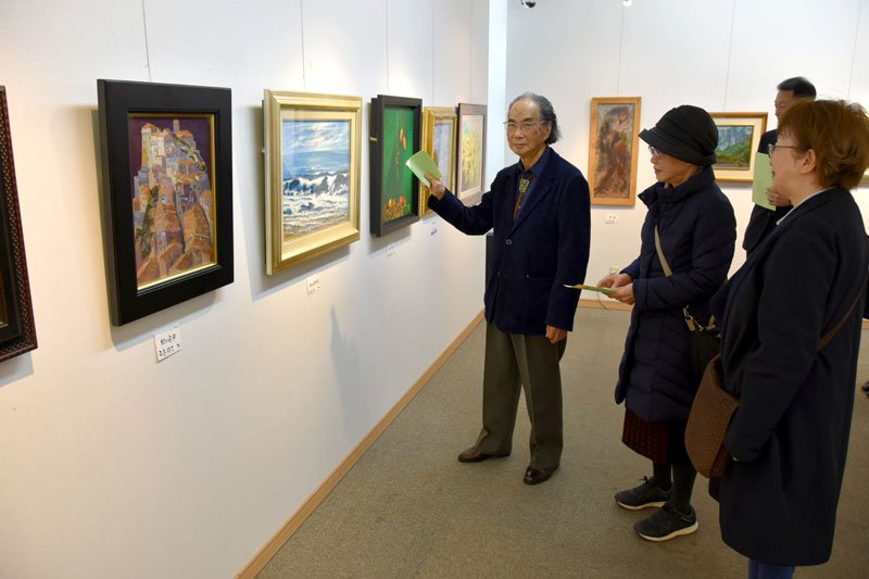 作品を前に解説する前嶋会長（左）＝千葉市中央区