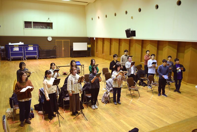 ２月の定期演奏会に向けて練習する「ＣｏｒｏＰｏｎｔｅ」の団員たち。仕事の関係などで、全員が集まるのはなかなか難しい＝船橋市