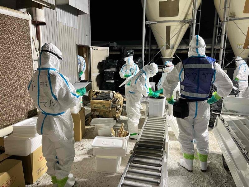 鳥インフルエンザ陽性が確認された旭市の養鶏場で行われた防疫作業（千葉県提供）
