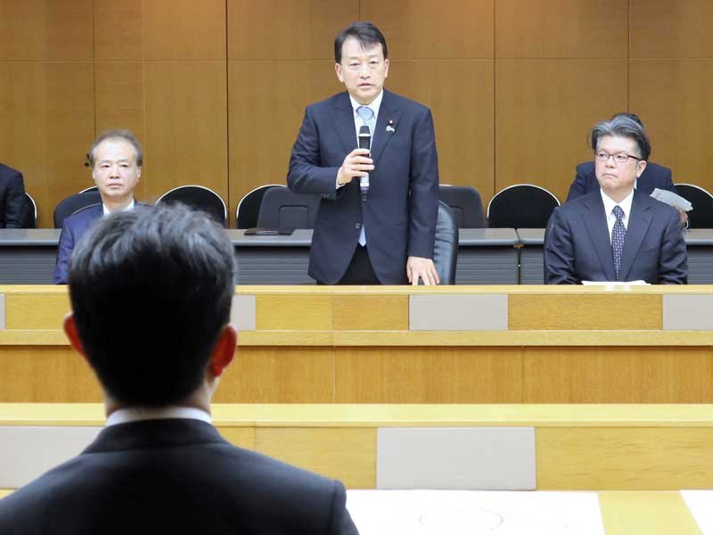 熊谷知事との会談で発言する笹川農水副大臣＝２０日、千葉県庁