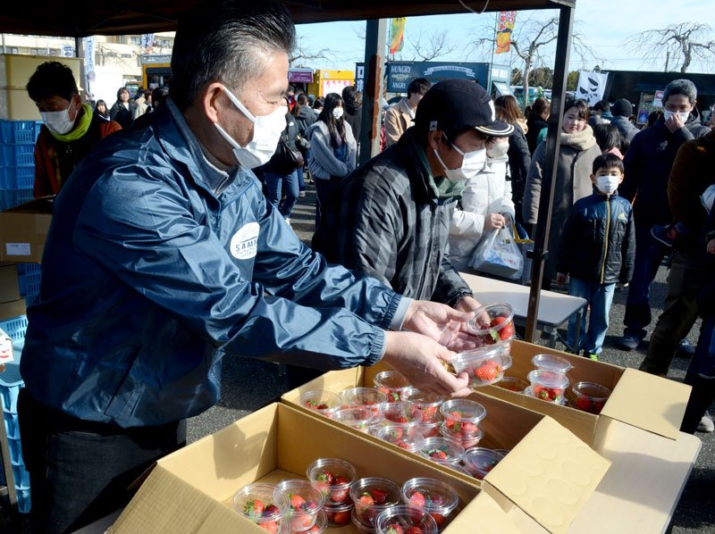 山武市観光協会のブースで行われたイチゴの無料配布＝１８日、同市