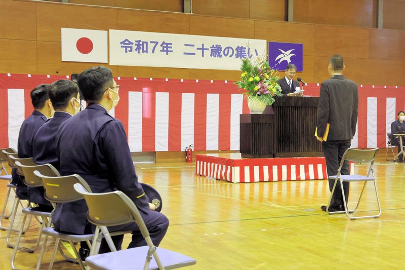 稗田センター長の式辞に耳を傾けるセンター生と見守る職員＝１７日午後、市原市磯ケ谷（画像は一部加工してあります）