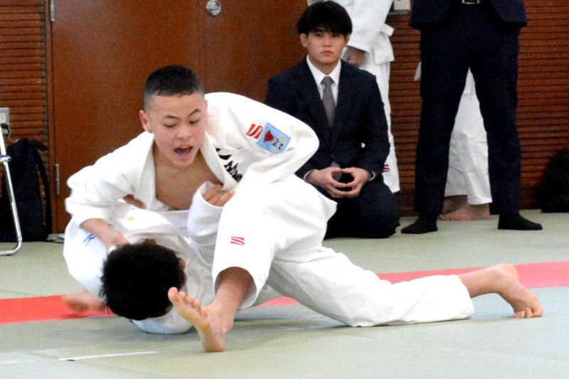 熱戦を繰り広げた柔道小学生高学年の決勝＝勝浦市
