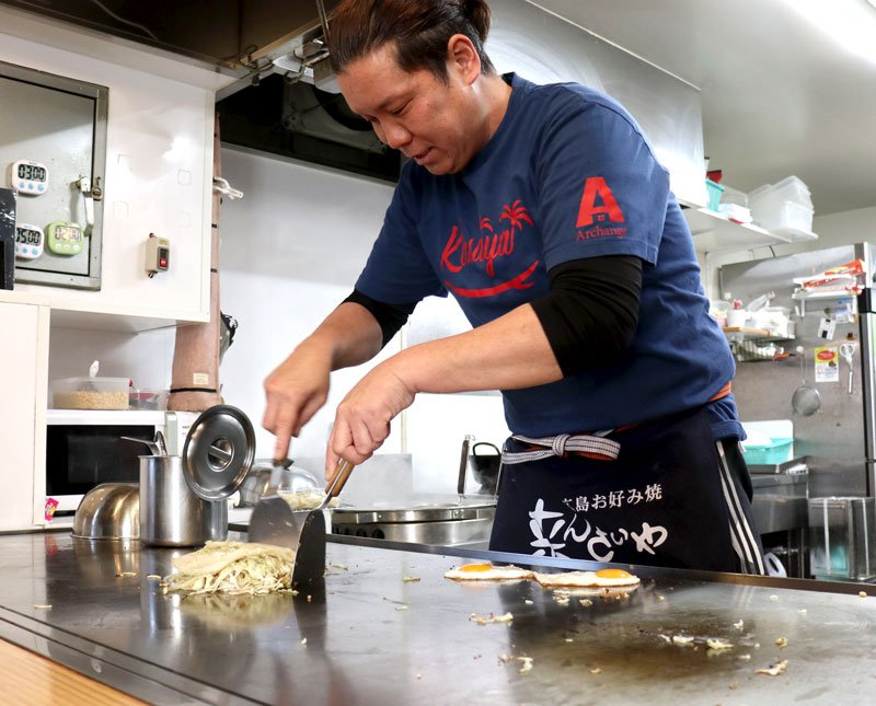 キャベツをふんだんに使ってお好み焼きを作る＝２３日、千葉市中央区の「広島お好み焼き　来んさいや」