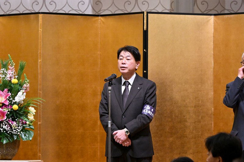 あいさつする土倉会長＝千葉市中央区