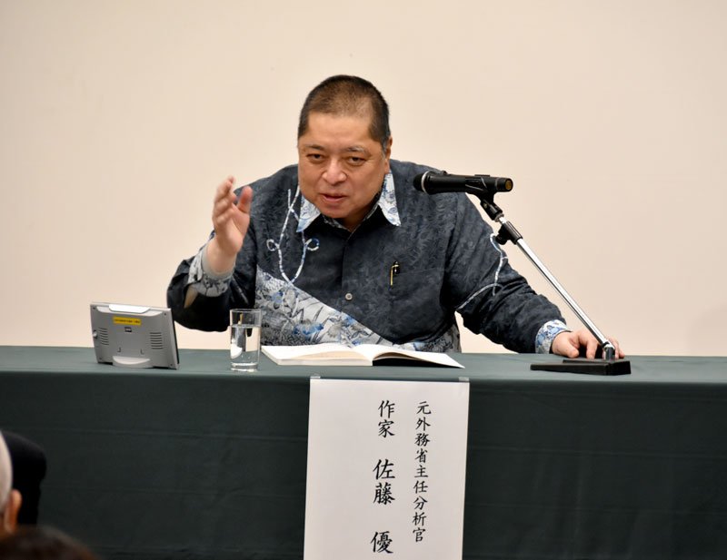 インテリジェンスをテーマに講演する佐藤さん＝千葉市中央区