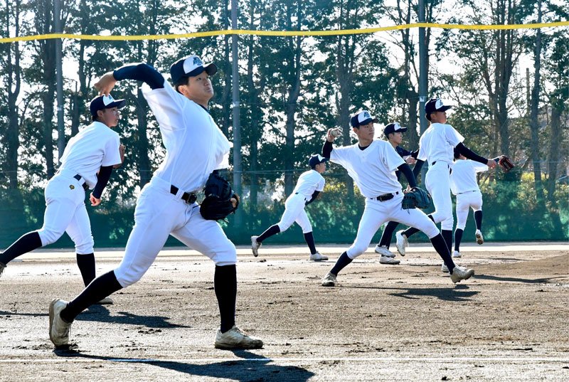 キャッチボールする千葉黎明の選手たち＝八街市