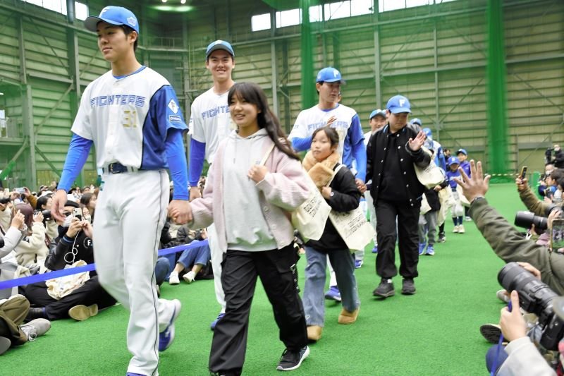 ドラ１柴田獅子投手ら活躍誓う　日本ハム入団８選手お披露目　鎌ケ谷