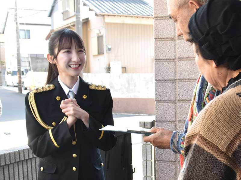 電話de詐欺対策で国際電話の利用休止を住民に呼びかけた長友さん＝１３日、四街道市