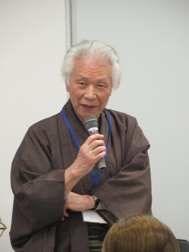 「美術館を要望する会」総会で会長就任のあいさつをする峯村さん＝市川市
