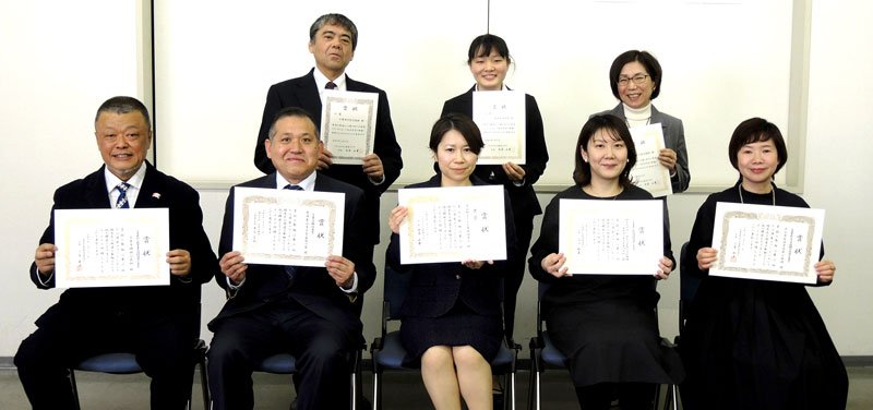 表彰式で賞状を手にする入賞・入選団体の代表ら。前列右から３人目が芝山町子ども会育成協議会の今関会長。同４人目が庄司所長＝柏市